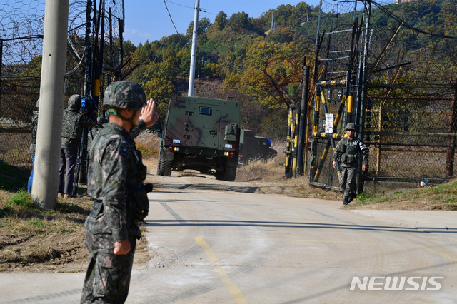 【철원=뉴시스】박진희 기자 = 남북공동선언 이행추진위원장인 임종석 대통령 비서실장등이 남북 공동 지뢰제거 현장을 방문을 위해 17일 강원도 철원군 5사단 비무장지대(DMZ)에 있는 GP로 들어가고 있다. 2018.10.17.&nbsp; pak7130@newsis.com 