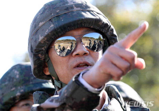 【철원=뉴시스】박진희 기자 = 남북공동선언 이행추진위원장인 임종석 대통령 비서실장이 17일 오후 강원도 철원군 육군 5사단 비무장지대 GP초소 앞에서 군 관계자로부터 브리핑을 듣고 있다. 2018.10.17.&nbsp; pak7130@newsis.com