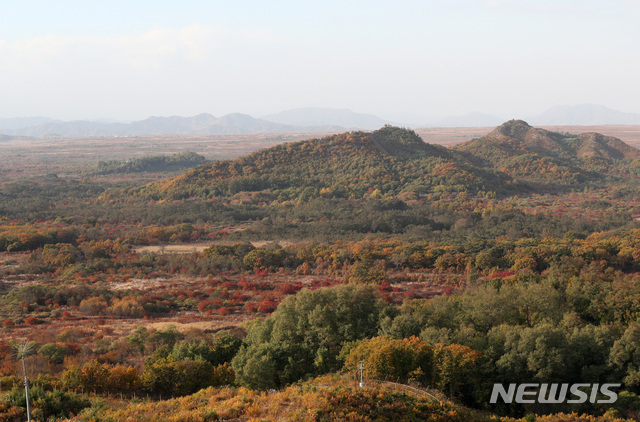 【철원=뉴시스】박진희 기자 = 17일 오후 강원도 철원군 육군 6사단 비무장지대 GP 고가초소에서 바라본 태봉국 철원성터 지역에 단풍이 물들어 가고 있다. 2018.10.17. pak7130@newsis.com