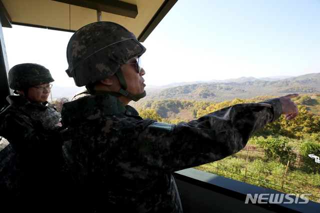 【철원=뉴시스】박진희 기자 = 남북공동선언 이행추진위원장인 임종석 대통령 비서실장과 서훈 국정원장이 17일 오후 강원도 철원군 육군 5사단 비무장지대 GP 고가초소에서 군사분야 후속조치 현장점검을 하고 있다. 2018.10.17.&nbsp; pak7130@newsis.com