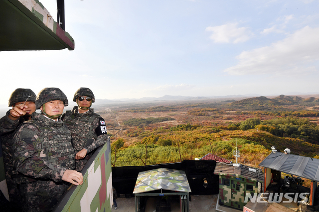 【철원=뉴시스】박진희 기자 = 남북공동선언 이행추진위원장인 임종석 대통령 비서실장등&nbsp; 17일 강원도 철원군 6사단 비무장지대(DMZ) GP를 방문해 태봉국 철원성에 관한 브리핑을 받고 있다. 2018.10.17. pak7130@newsis.com