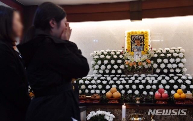 【부산=뉴시스】 하경민 기자 = 17일 오후 부산 수영구 서호병원 장례식장에 마련된 '2018 코리안웨이 구르자히말 원정대'로 참여했다가 참변을 당한 이재훈(25) 대원의 빈소를 찾은 친구들이 조문하고 있다. 부경대 산악부로 활동한 이씨는 4학년 1학기를 마치고 휴학한 이후 고 김창호(49) 대장이 이끈 구르자히말 원정대에 합류했고, 지난 12일 히말라야 해발 3500m에 설치된 베이스캠프 인근에서 이씨를 포함한 원정대 대원 5명이 숨진 채 발견됐다. 2018.10.17. yulnetphoto@newsis.com