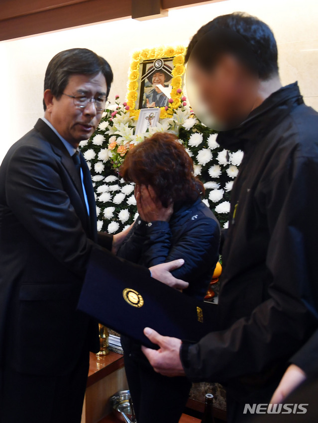 【부산=뉴시스】 하경민 기자 = 17일 오후 부산 수영구 서호병원 장례식장에 마련된 '2018 코리안웨이 구르자히말 원정대'로 참여했다가 참변을 당한 이재훈(25) 대원의 빈소를 찾은 김영섭 부경대 총장이 유가족에게 명예졸업장을 전달한 뒤 위로하고 있다. 부경대 산악부로 활동한 이씨는 4학년 1학기를 마치고 휴학한 이후 고 김창호(49) 대장이 이끈 구르자히말 원정대에 합류했고, 지난 12일 히말라야 해발 3500m에 설치된 베이스캠프 인근에서 이씨를 포함한 원정대 대원 5명이 숨진 채 발견됐다. 2018.10.17.&nbsp; yulnetphoto@newsis.com