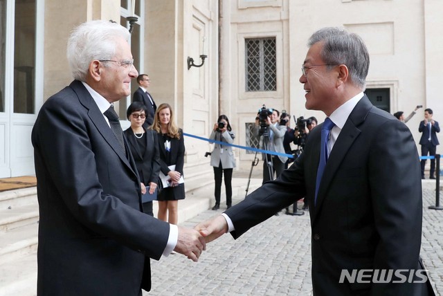 【로마(이탈리아)=뉴시스】전신 기자 = 문재인 대통령이 17일 로마 대통령궁 야외 궁정에서 세르지오 마타렐라 이탈리아 대통령과 만나 악수하고 있다. 2018.10.17.&nbsp; photo1006@newsis.com