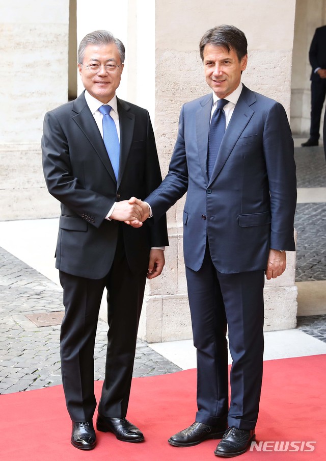 【로마(이탈리아)=뉴시스】전신 기자 = 문재인 대통령이 17일 로마 총리궁 야외궁정에서 쥬세페 콘테 이탈리아 총리와 만나 인사하고 있다. 2018.10.17. photo1006@newsis.com