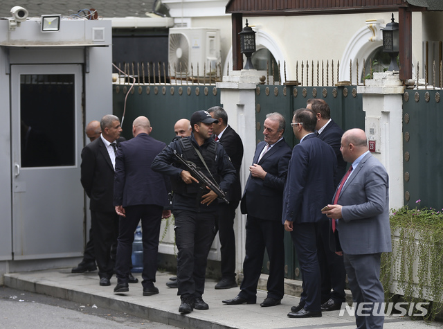 【이스탄불=AP/뉴시스】 17일 터키 이스탄불의 사우디아라비아 영사 관저 앞에서 한 총 든 터키 경찰이 사우디 조사단 사이를 오가며 경계 서고 있다. 지난 2일 카슈끄지가 사우디 영사관에 들어가서 실종된 지 얼마 후 수상한 차량이 영사관을 빠져나와 이 영사 관저 주차장으로 들어갔다. 사우디와 합동 조사단을 구성한 터키 조사단은 15일 저녁 영사관을 수색했으며 16일 영사 관저를 수색할 계획이었으나 아직까지 실행하지 못하고 있다. 2018. 10. 17.