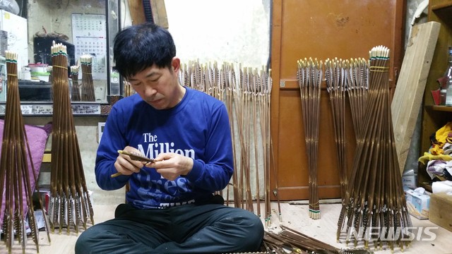 【안동=뉴시스】류상현 기자 = 김병욱 궁시장이 전통기술로 화살을 만들고 있다. 2018.10.18 (사진=경북도 제공) photo@newsis.com 