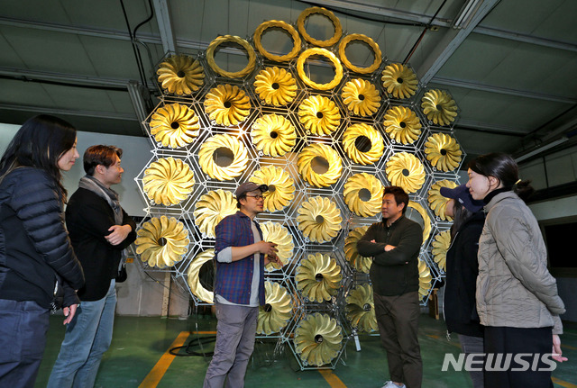 이장원 작가(사진 중앙)가 설치물 ‘Wilson’을 설명하고 있는 모습. (사진 = 현대차그룹 제공)