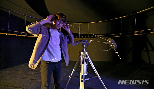 관람객이 박승순, 전형산 작가의 작품 ‘모멘텀’을 체험하는 모습. (사진 = 현대차그룹 제공)