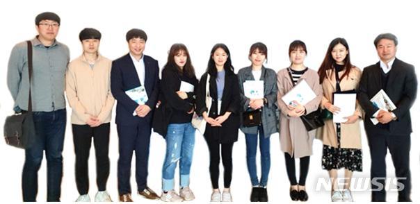 【전주=뉴시스】윤난슬 기자 = 전북대학교 농생물학과 곤충미생물공학 연구실 김재수 교수팀이 '제21회 농림축산식품 과학기술대상'(포장·대통령·국무총리·장관 표창) 최고의 영예인 근정포장을 수상했다. 2018.10.18.(사진=전북대 제공) photo@newsis.com