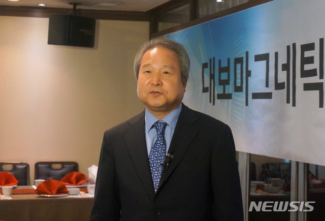 【서울=뉴시스】18일 서울 여의도에서 열린 기자간담회에서 이준각 대보마그네틱 대표가 회사 설명을 하고 있다. (사진=대보마그네틱) 2018.10.18. photo@newsis.com