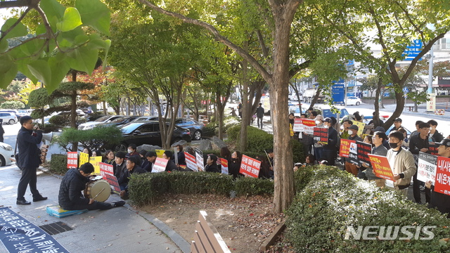 【시흥=뉴시스】 조성필 기자 = 경기 시흥시와 한국토지주택공사(LH)가 오는 26일 시청에서 주민 반발을 사고 있는 은계지구 아파트 옆 공장 건립에 대한 대안을 제시할 예정이다. 사진은 지난 18일 시흥시청 후문에서 집회를 열고 지구 자족시설용지 내 공장 이전을 촉구하는 B1블록 입주예정자들. 2018.10.22 (사진=뉴시스DB) gatozz@hanmail.net
