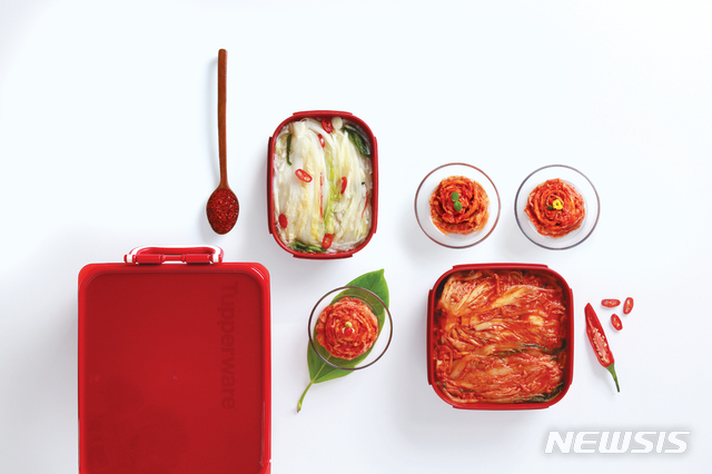 【서울=뉴시스】타파웨어의 김장 보관용기 (왼쪽부터)'김치 키퍼'와 '모듈러 김치통'. 2018.10.18 (자료=타파웨어 제공) photo@newsis.com