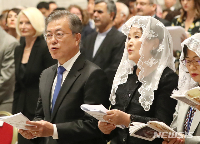 【로마(이탈리아)=뉴시스】전신 기자 = 유럽순방 중인 문재인 대통령과 부인 김정숙 여사가 17일 오후 6시(현지시간·한국시간 18일 오전 1시) 바티칸시국 성 베드로 성당에서 피에트로 파롤린 교황청 국무원장이 집전하는 '한반도 평화' 미사에 참석하고 있다. 2018.10.18.&nbsp; photo1006@newsis.com