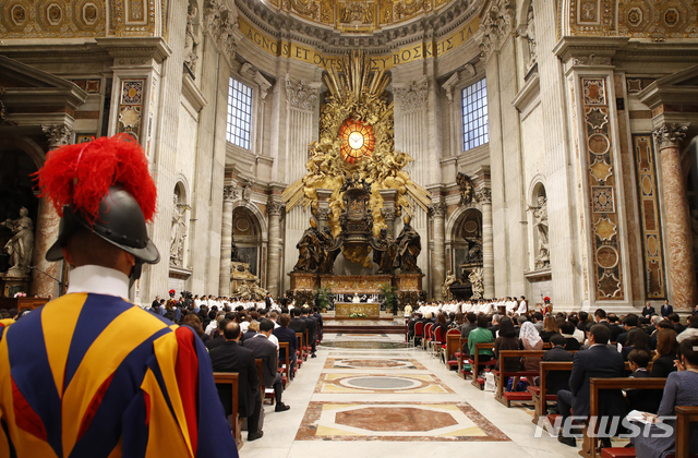 【로마(이탈리아)=뉴시스】전신 기자 = 유럽순방 중인 문재인 대통령과 부인 김정숙 여사가 17일 오후 6시(현지시간·한국시간 18일 오전 1시) 바티칸시국 성 베드로 성당에서 피에트로 파롤린 교황청 국무원장이 집전하는 '한반도 평화' 미사에 참석하고 있다. 2018.10.18. photo1006@newsis.com