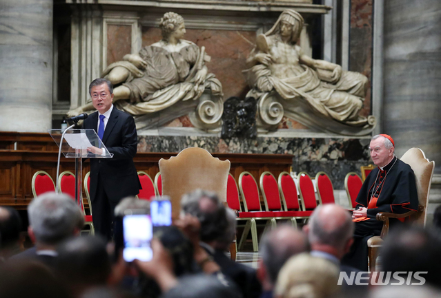 【로마(이탈리아)=뉴시스】전신 기자 = 유럽순방 중인 문재인 대통령이 17일 오후 6시(현지시간·한국시간 18일 오전 1시) 바티칸시국 성 베드로 성당에서 피에트로 파롤린 교황청 국무원장이 집전하는 '한반도 평화' 미사에 참석하여 연설하고 있다. 2018.10.18.&nbsp; photo1006@newsis.com 