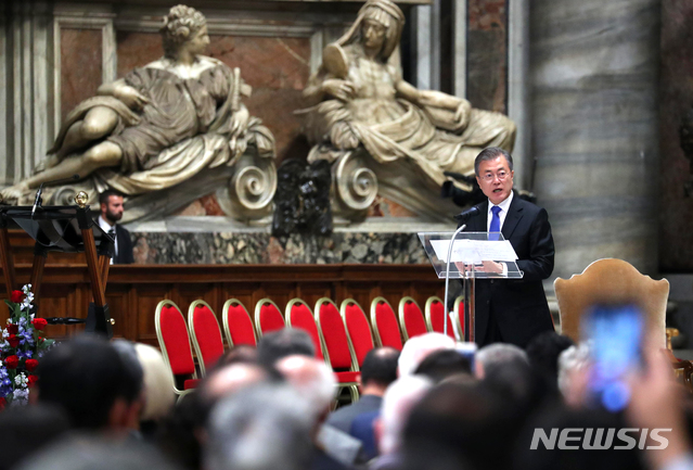 【로마(이탈리아)=뉴시스】전신 기자 = 유럽순방 중인 문재인 대통령이 17일 오후 6시(현지시간·한국시간 18일 오전 1시) 바티칸시국 성 베드로 성당에서 피에트로 파롤린 교황청 국무원장이 집전하는 '한반도 평화' 미사에 참석하여 연설하고 있다. 2018.10.18. photo1006@newsis.com