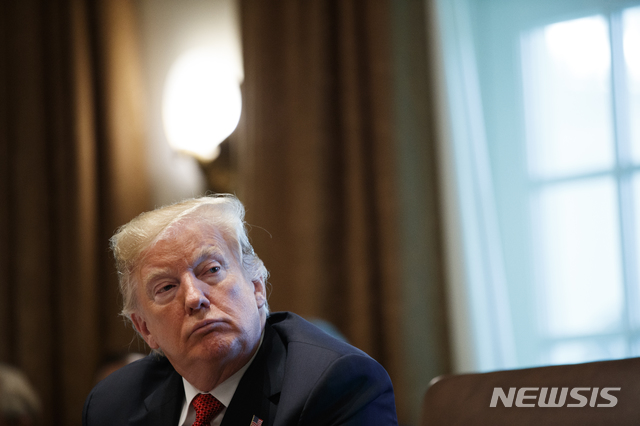【워싱턴=AP/뉴시스】도널드 트럼프 미국 대통령이 17일(현지시간) 백악관에서 열린 내각 회의 도중 생각에 잠겨 있다. 