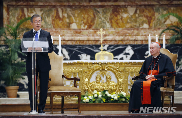 【로마(이탈리아)=뉴시스】전신 기자 = 유럽순방 중인 문재인 대통령이 17일 오후 6시(현지시간·한국시간 18일 오전 1시) 바티칸시국 성 베드로 성당에서 피에트로 파롤린 교황청 국무원장이 집전하는 '한반도 평화' 미사에 참석하여 연설하고 있다. 2018.10.18. photo1006@newsis.com