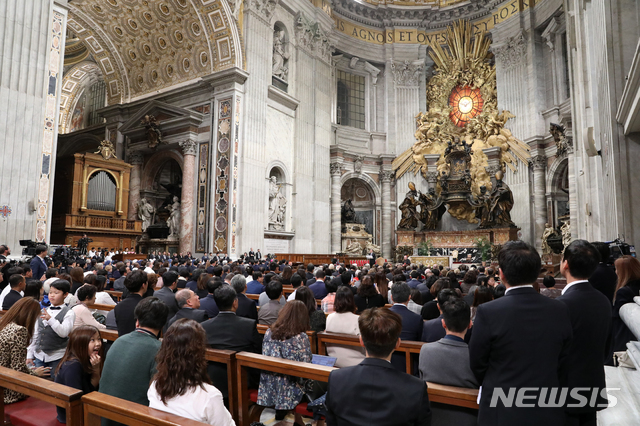 【로마(이탈리아)=뉴시스】전신 기자 = 유럽순방 중인 문재인 대통령이 17일 오후 6시(현지시간·한국시간 18일 오전 1시) 바티칸시국 성 베드로 성당에서 피에트로 파롤린 교황청 국무원장이 집전하는 '한반도 평화' 미사에 참석하여 연설하고 있다. 2018.10.18.&nbsp; photo1006@newsis.com