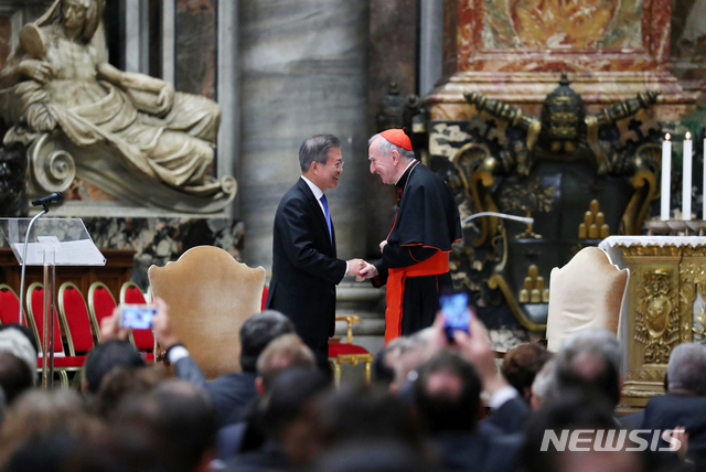 【로마(이탈리아)=뉴시스】전신 기자 = 유럽순방 중인 문재인 대통령이 17일 오후 6시(현지시간·한국시간 18일 오전 1시) 바티칸시국 성 베드로 성당에서 피에트로 파롤린 교황청 국무원장이 집전하는 '한반도 평화' 미사에 참석하여 연설을 준비하고 있다. 2018.10.18.&nbsp; photo1006@newsis.com
