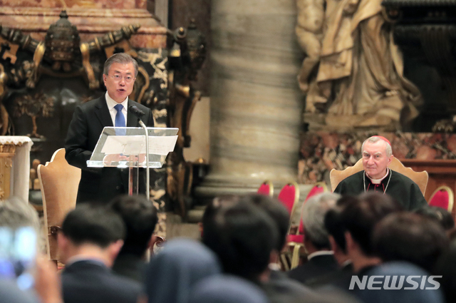 【로마(이탈리아)=뉴시스】전신 기자 = 유럽순방 중인 문재인 대통령이 17일 오후 6시(현지시간·한국시간 18일 오전 1시) 바티칸시국 성 베드로 성당에서 피에트로 파롤린 교황청 국무원장이 집전하는 '한반도 평화' 미사에 참석하여 연설하고 있다. 2018.10.18. photo1006@newsis.com
