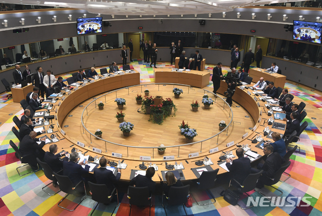 【브뤼셀(벨기에)=AP/뉴시스】유럽연합(EU) 회원국 외무 및 재무부 장관들은 5일(현지시간) 공동성명서를 내고 "미국이 포괄적공동행동계획(JCPOA)를 탈퇴하면서 벌어진 제재 조치에 깊은 유감을 표한다"고 밝혔다. 사진은 지난달 17일(현지시간) 브뤼셀에서 열린 EU 정상 원탁회의에 참석하기 위해 모여있는 EU 지도자들. 2018.11.05.