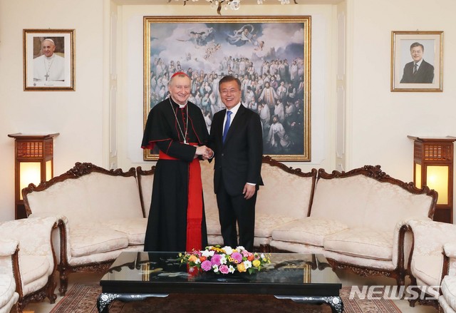 【로마=뉴시스】전신 기자 = 문재인 대통령이 17일(현지시간) 이탈리아 로마 주교황청대사 관저에서 피에트로 파롤린 교황청 국무원장(추기경)과 만찬을 마친 후 기념촬영하고 있다. 2018.10.18.&nbsp; photo1006@newsis.com