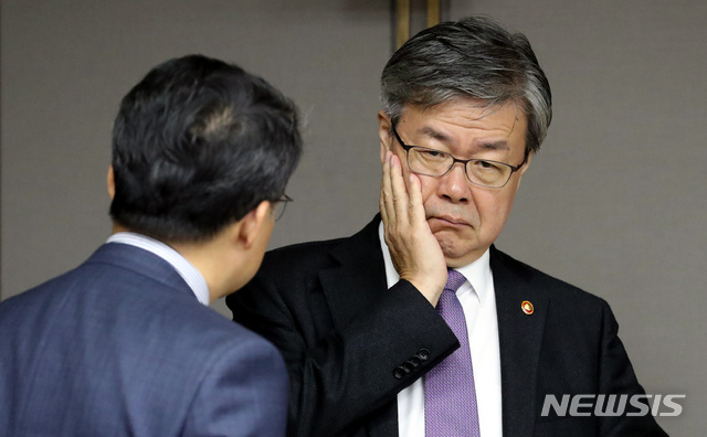 고용부 "민노총 총파업, 국민들 우려…대화로 대안 마련해야"