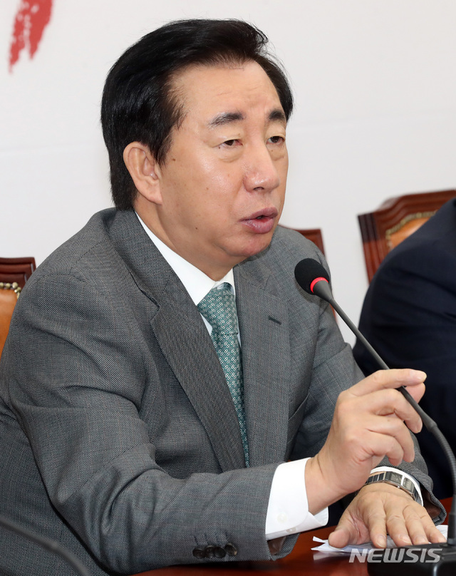 【서울=뉴시스】박영태 기자 = 18일 오전 서울 영등포구 여의도 국회에서 열린 자유한국당 비상대책위원회의에서 김성태 원내대표가 발언하고 있다. 2018.10.18.since1999@newsis.com