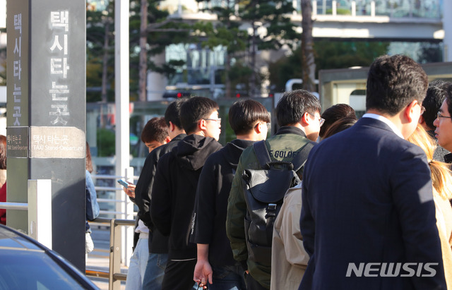 【서울=뉴시스】배훈식 기자 = 카카오의 카풀 서비스에 반발해 택시업계가 파업에 돌입한 18일 오전 서울 용산구 서울역 앞 택시승강장에 시민들이 길게 줄을 서고 있다. 2018.10.18. dahora83@newsis.com