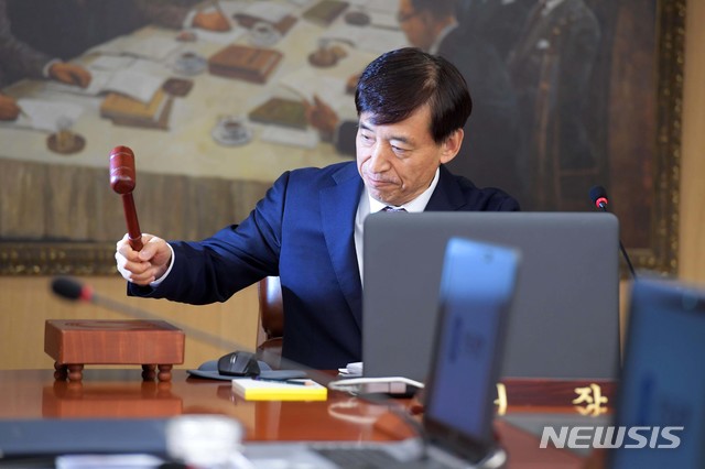 【서울=뉴시스】 조성봉 기자 = 이주열 한국은행 총재가 18일 서울 중구 세종대로 한은 본관에서 열린 금융통화위원회에서 의사봉을 두드리고 있다. 2018.10.18. photo@newsis.com