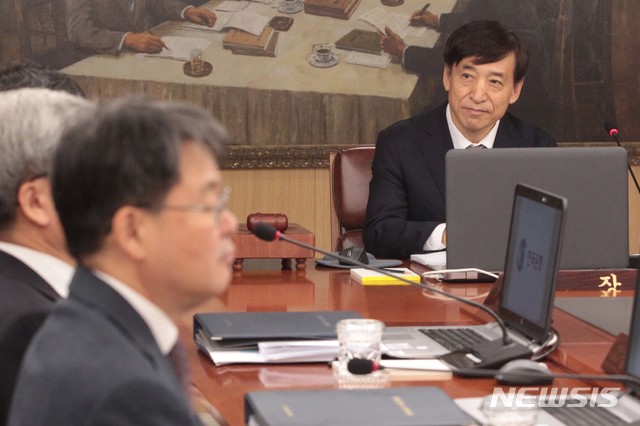 【서울=뉴시스】 조성봉 기자 = 18일 오전 서울 중구 한국은행에서 이주열 총재가 금융통화위원회를 주재하고 있다. 2018.10.18. photo@newsis.com