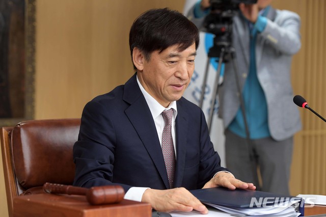 【서울=뉴시스】 조성봉 기자 = 이주열 한국은행 총재가 18일 서울 중구 세종대로 한은 본관에서 열린 금융통화위원회를 주재하고 있다. 2018.10.18.&nbsp; photo@newsis.com
