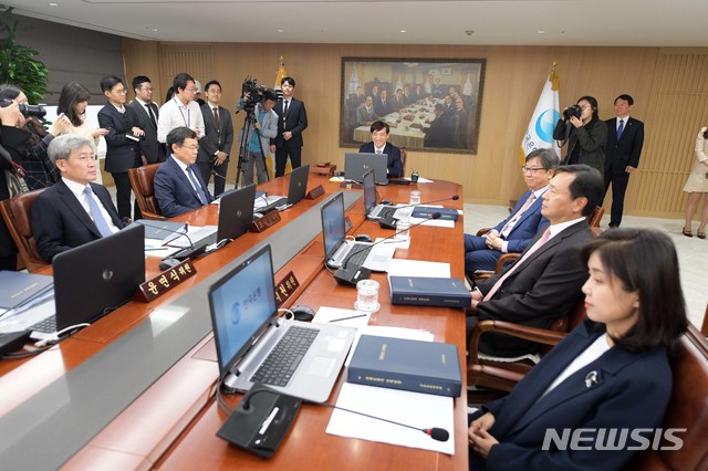 【서울=뉴시스】 조성봉 기자 = 이주열 한국은행 총재가 18일 서울 중구 세종대로 한은 본관에서 열린 금융통화위원회를 주재하고 있다. 2018.10.18. photo@newsis.com