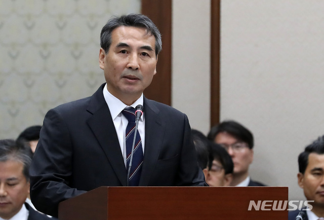 [서울=뉴시스]이영환 기자 = 민중기 서울중앙지방법원장이 18일 오전 서울 서초구 서울중앙지방법원에서 열린 서울고등법원·서울중앙지방법원 등 14개 법원 국정감사에 참석해 업무보고를 하고 있다. 2018.10.18. 20hwan@newsis.com
