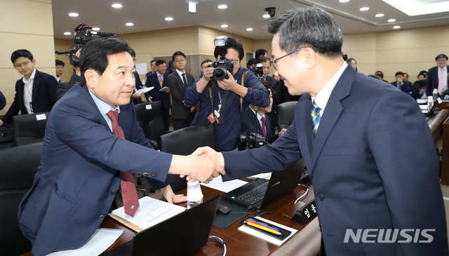 【세종=뉴시스】강종민 기자 = 18일 오전 정부세종청사에서 열린 기획재정부에 대한 국회 기획재정위원회의 국정감사에 앞서 김동연 부총리 겸 기획재정부 장관이 심재철 자유한국당 위원과 악수하고 있다. 2018.10.18. ppkjm@newsis.com