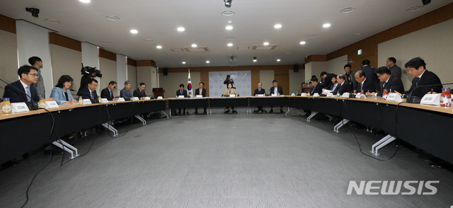 【세종=뉴시스】강종민 기자 = 유은혜 부총리 겸 교육부 장관이 18일 오전 정부세종청사에서 열린 전국 시·도 부교육감 회의에서 모두발언을 하고 있다.&nbsp; 이날 회의에서는 비리유치원 실명공개 여부와 회계 투명성 확보 방안이 논의된다. 2018.10.18.&nbsp; ppkjm@newsis.com