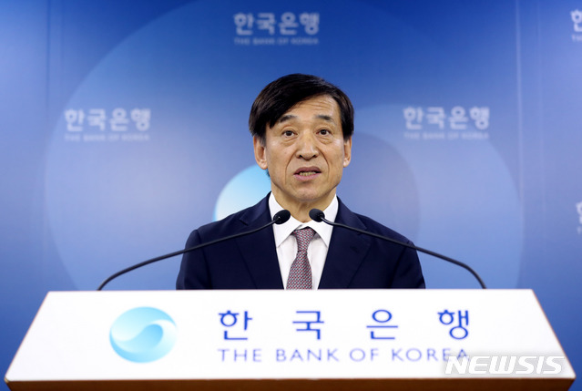【서울=뉴시스】조성봉 기자 = 18일 오전 서울 중구 한국은행 기자실에서 열린 통화정책방향 관련 기자간담회에서 이주열 한국은행 총재가 취재진의 질문에 답변하고 있다.&nbsp; 이날 금융통화위원회는 다음 통화정책방향 결정시까지 한국은행 기준금리를 현 수준(1.50%)에서 유지하여 통화정책을 운용하기로 했다. 2018.10.18. suncho21@newsis.com