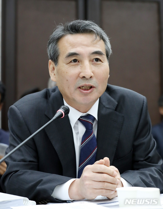 [서울=뉴시스]이영환 기자 ='김건희 특검'에 민중기(66·14기) 전 서울중앙지법원장이 임명됐다. 2018년 10월18일 민중기 서울중앙지방법원장이 법원 국정감사에 참석해 의원들의 질의에 답하고 있다. 2018.10.18.&nbsp; 20hwan@newsis.com