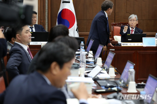 【서울=뉴시스】이영환 기자 = 여상규 위원장이 18일 오전 서울 서초구 서울중앙지방법원에서 열린 서울고등법원·서울중앙지방법원 등 14개 법원 국정감사에 참석해 더불어민주당 이춘석 의원과 설전을 벌이고 있다. 2018.10.18. 20hwan@newsis.com