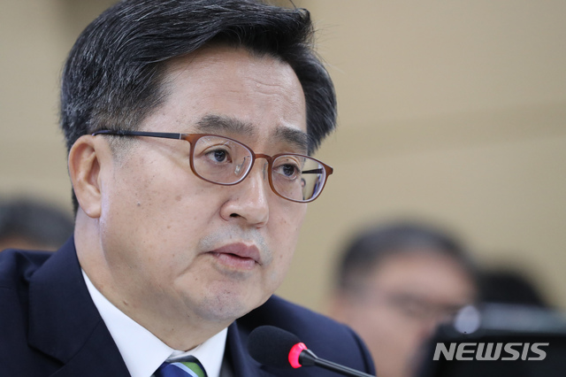 【세종=뉴시스】강종민 기자 = 18일 오전 정부세종청사에서 열린 기획재정부에 대한 국회 기획재정위원회의 국정감사에서 김동연 부총리가 위원들의 질의에 답변하고 있다. 2018.10.18.&nbsp; ppkjm@newsis.com