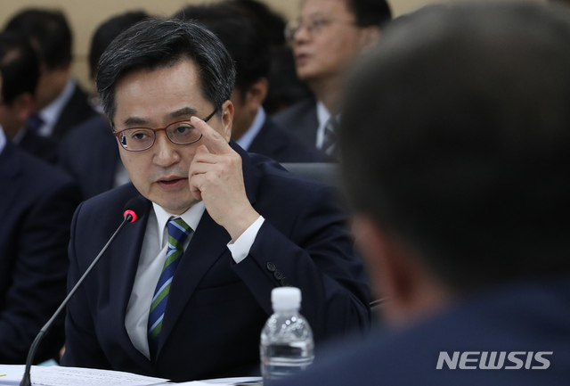 【세종=뉴시스】강종민 기자 = 18일 오전 정부세종청사에서 열린 기획재정부에 대한 국회 기획재정위원회의 국정감사에서 김동연 부총리가 위원들의 질의에 답변하고 있다. 2018.10.18. ppkjm@newsis.com