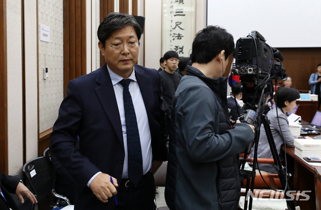 【서울=뉴시스】이영환 기자 = 더불어민주당 이춘석 의원이 18일 오전 서울 서초구 서울중앙지방법원에서 열린 서울고등법원·서울중앙지방법원 등 14개 법원 국정감사에서 여상규 위원장에게 불만을 표시하고 감사장을 나서고 있다. 2018.10.18. 20hwan@newsis.com