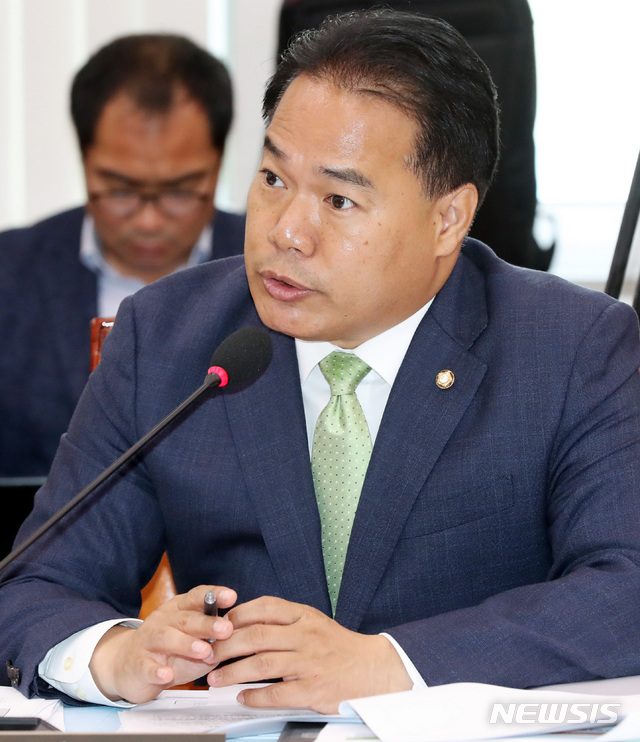 【서울=뉴시스】박영태 기자 = 18일 오전 서울 영등포구 여의도 국회에서 열린 산업통상자원중소벤처기업위원회의 한국수력원자력, 한국원자력환경공단, 한전원자력연료, 한국에너지정보문화재단, 한국남동발전, 한국중부발전, 한국서부발전, 한국남부발전, 한국동서발전의 국정감사에서 이용주 민주평화당 의원이 질의하고 있다. 2018.10.18. since1999@newsis.com