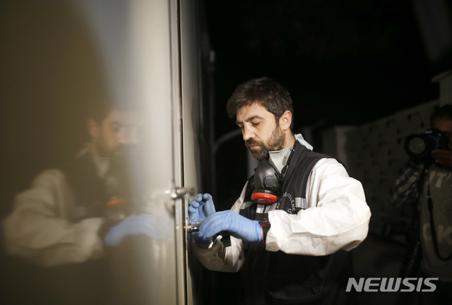 【이스탄불(터키)=AP/뉴시스】터키의 한 과학수사 요원이 18일 이스탄불 주재 사우디아라비아 총영사관에서 조사를 마친 후 떠날 준비를 하고 있다. 터키의 친정부 신문 사바는 이날 모함마드 빈 살만 사우디 왕세자의 지난 4월 미국 방문 때 수행원으로 동행했던 남성 1명이 지난 2일 사우디 언론인 자말 카슈끄지의 실종 당일 총영사관에 들어가는 모습이 감시카메라에 포착됐다고 보도했다. 2018.10.18 