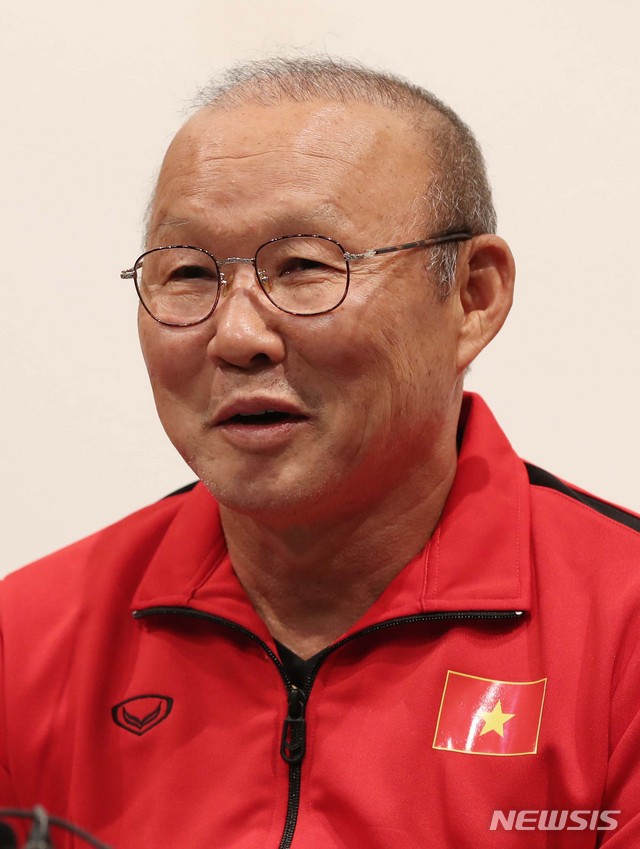 【파주=뉴시스】고범준 기자 = 2018 아세안축구연맹(AFF) 스즈키컵(동남아축구선수권대회)에 출전하는 박항서 베트남 축구대표팀 감독이 18일 오후 경기도 파주 NFC(축구국가대표 트레이닝센터)에서 훈련에 앞서 열린 기자회견에서 취재진 질문에 답변하고 있다. 박항서 감독이 이끄는 베트남 축구대표팀은 한국 축구대표팀 전용 훈련 시설인 파주국가대표트레이닝센터(NFC)에서 이달 말까지 훈련과 연습경기를 치르고 11월8일부터 12월15일까지 스즈키컵 대회에 참가한다. 2018.10.18. bjko@newsis.com