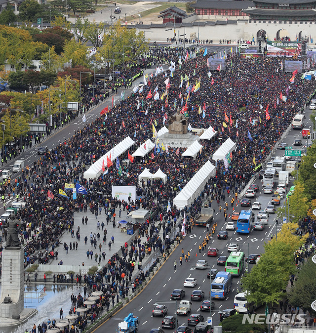 【서울=뉴시스】박주성 기자 = 카카오 카풀 서비스에 반발하는 전국 택시업계가 파업에 돌입한 18일 오후 서울 광화문광장에서 열린 택시 생존권 사수 결의대회에 참가하고 있다. 전국 택시업계의 파업은 18일 새벽 네시부터 19일 새벽 네시까지 하루 동안 계속될 예정이다. 2018.10.18. park7691@newsis.com
