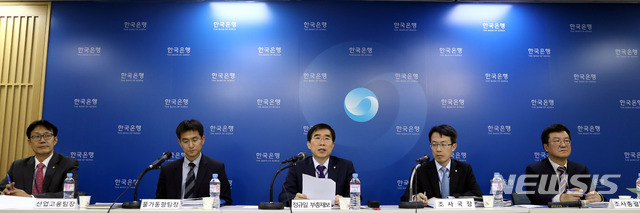 【서울=뉴시스】조성봉 기자 = 18일 오후 서울 중구 한국은행 기자실에서 열린 한국은행, ‘2018-19년 경제전망’ 기자간담회에서 정규일(가운데) 부총재보가 모두 발언을 하고 있다. 왼쪽부터 이지호 산업고용팀장, 최창호 물가동향팀장, 정 부총재보, 이환석 조사국장, 김웅 조사총괄팀장. 한국은행이 이날 발표한 '2018년 하반기 경제전망'에 따르면 국내 경제성장률은 올해와 내년 모두 2.7%를 기록할 것으로 분석됐다.2018.10.18. suncho21@newsis.com