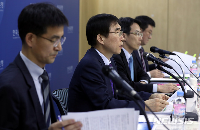 【서울=뉴시스】조성봉 기자 = 18일 오후 서울 중구 한국은행 기자실에서 열린 한국은행, ‘2018-19년 경제전망’ 기자간담회에서 정규일(왼쪽 두 번째) 부총재보가 모두 발언을 하고 있다.. 한국은행이 이날 발표한 '2018년 하반기 경제전망'에 따르면 국내 경제성장률은 올해와 내년 모두 2.7%를 기록할 것으로 분석됐다.2018.10.18. suncho21@newsis.com